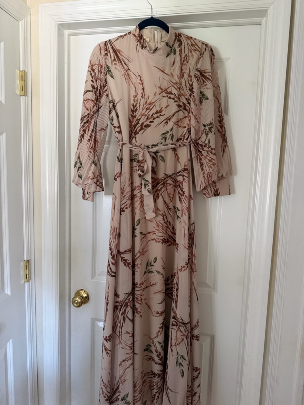 Floral Print Long Sleeve Maxi Dress in Beige. Size 40/ 8